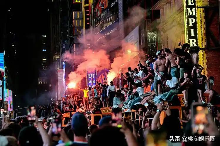 纽约世界杯热潮撞上尼克斯夺冠游行，足球与篮球的狂欢密码